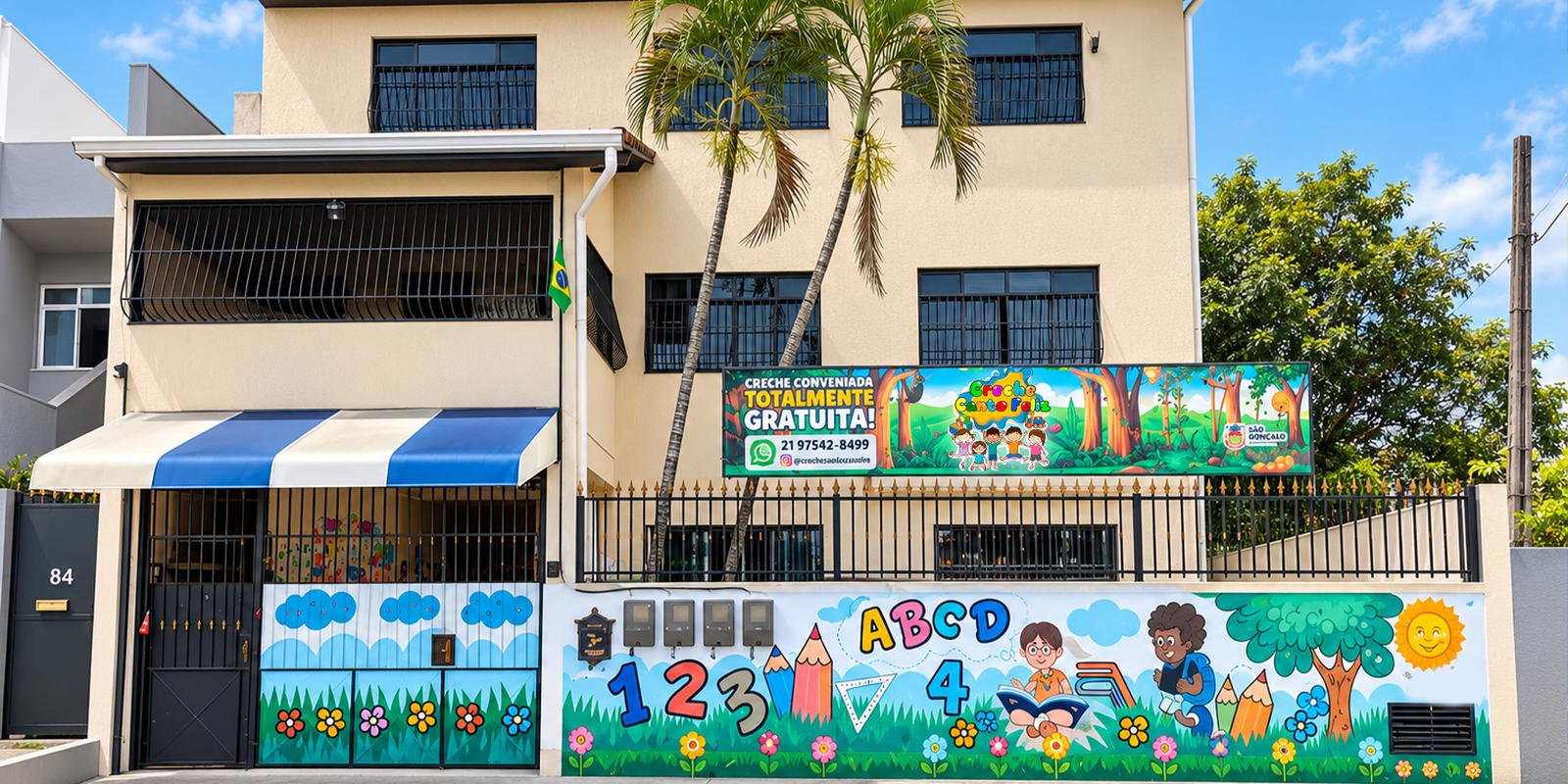 Fachada colorida da Creche Canto Feliz